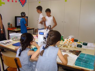 Visitors from the local community exploring the makerspace of the Open Science Centre: Plataforma de Ciência Aberta.